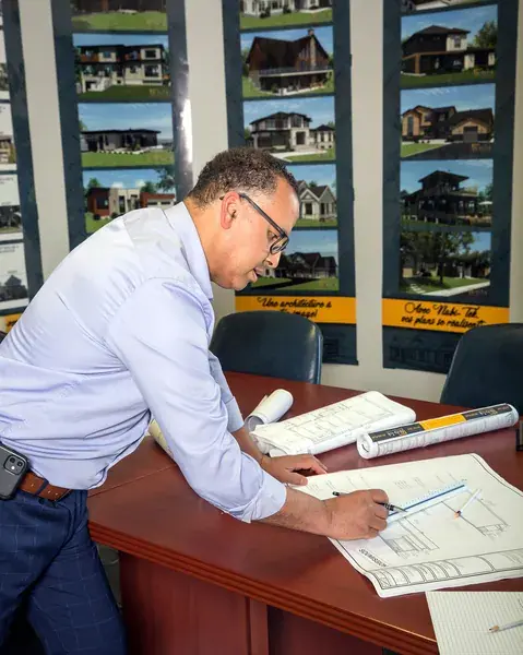 Professionnel analysant des plans de construction dans un bureau