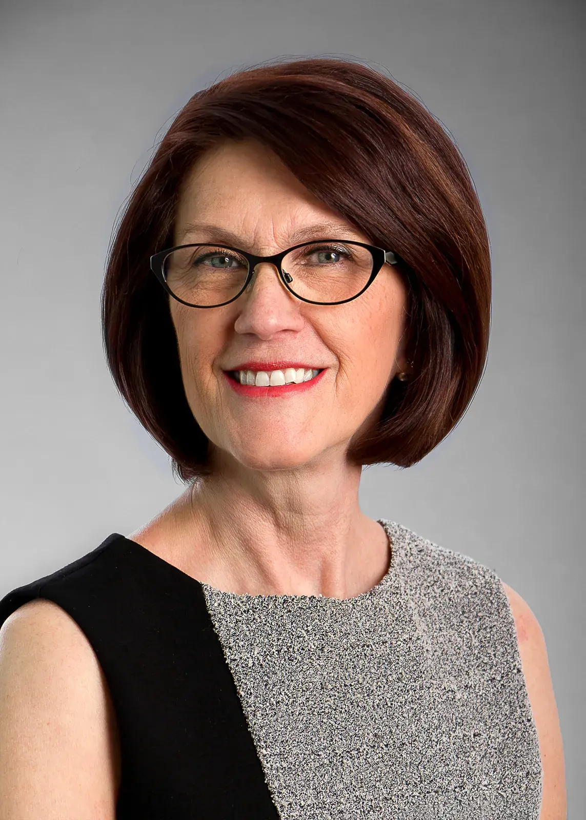 Portrait d’affaires de femme cadre dirigeante à Trois-Rivières, conçu pour LinkedIn et les communications d’entreprise, avec une présence authentique et confiante