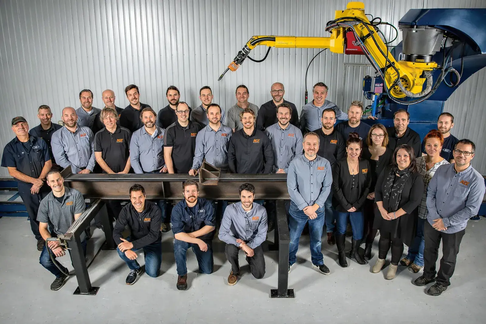 Portrait d’équipe en environnement industriel montrant des employés réunis sur site