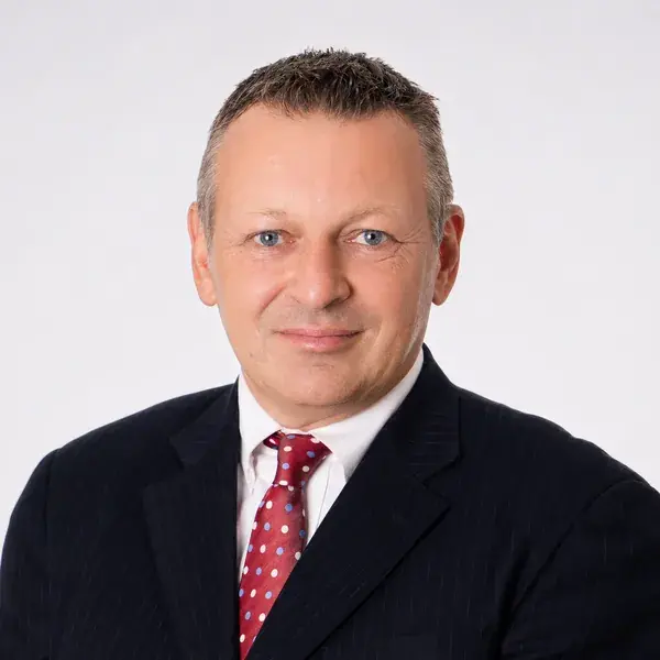 Portrait exécutif d’un homme en complet avec cravate