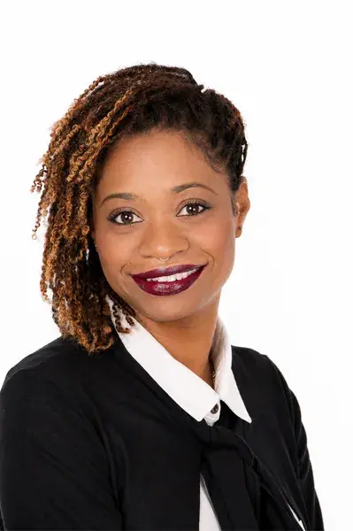 Portrait LinkedIn professionnel d’une femme sur fond blanc