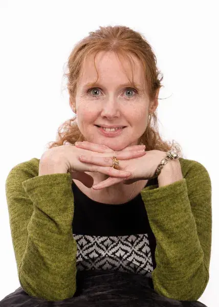 Portrait naturel d’une femme avec expression chaleureuse et professionnelle