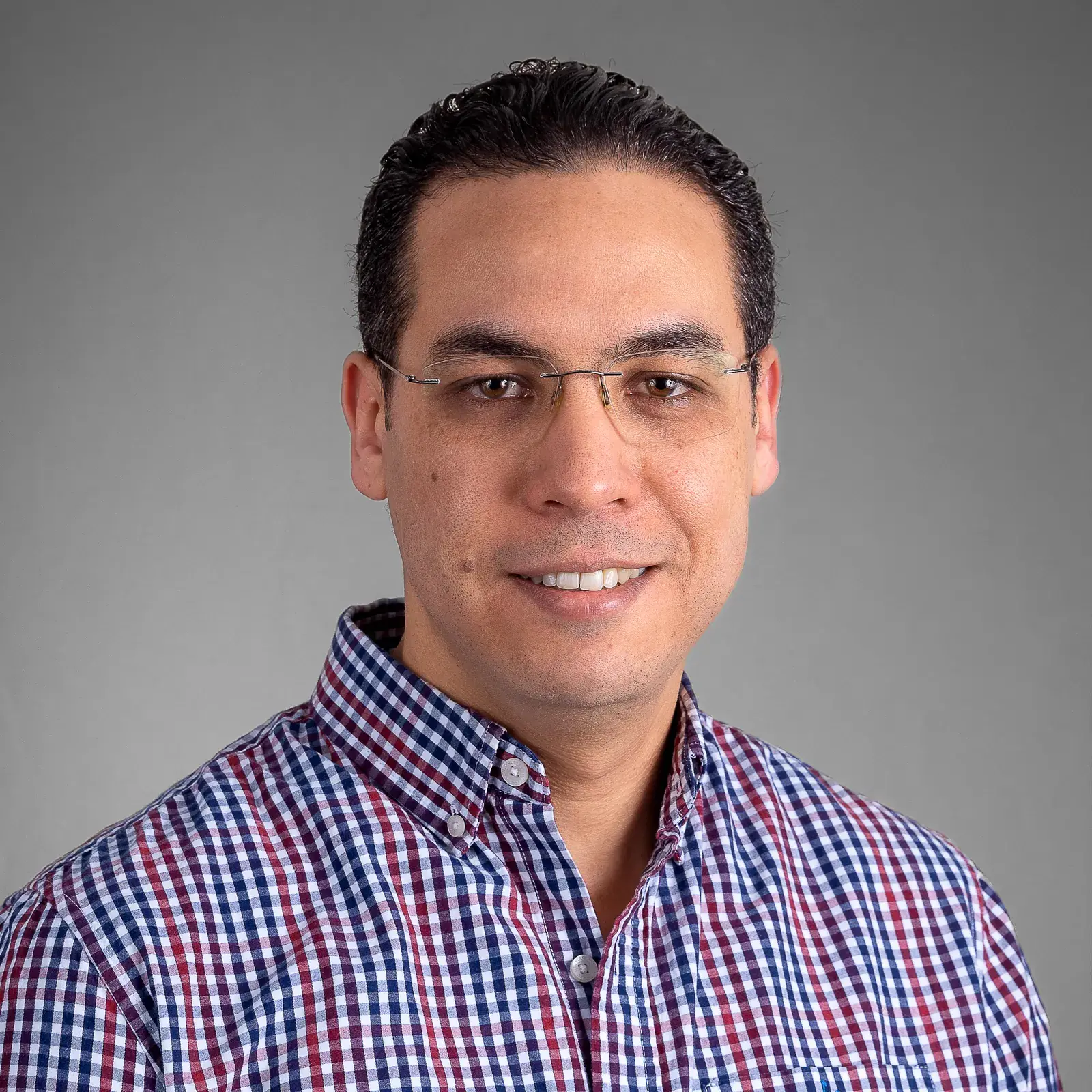 Portrait LinkedIn authentique à Trois-Rivières d’un homme avec lunettes