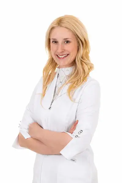 Portrait professionnel d’une femme en uniforme blanc sur fond clair