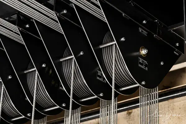 Poulies et câbles d’acier d’un système de levage scénique