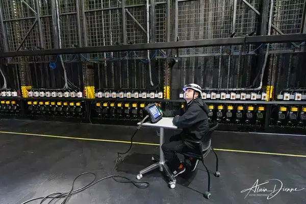 Technicien près d’un système de levage scénique à l’Amphithéâtre Cogeco